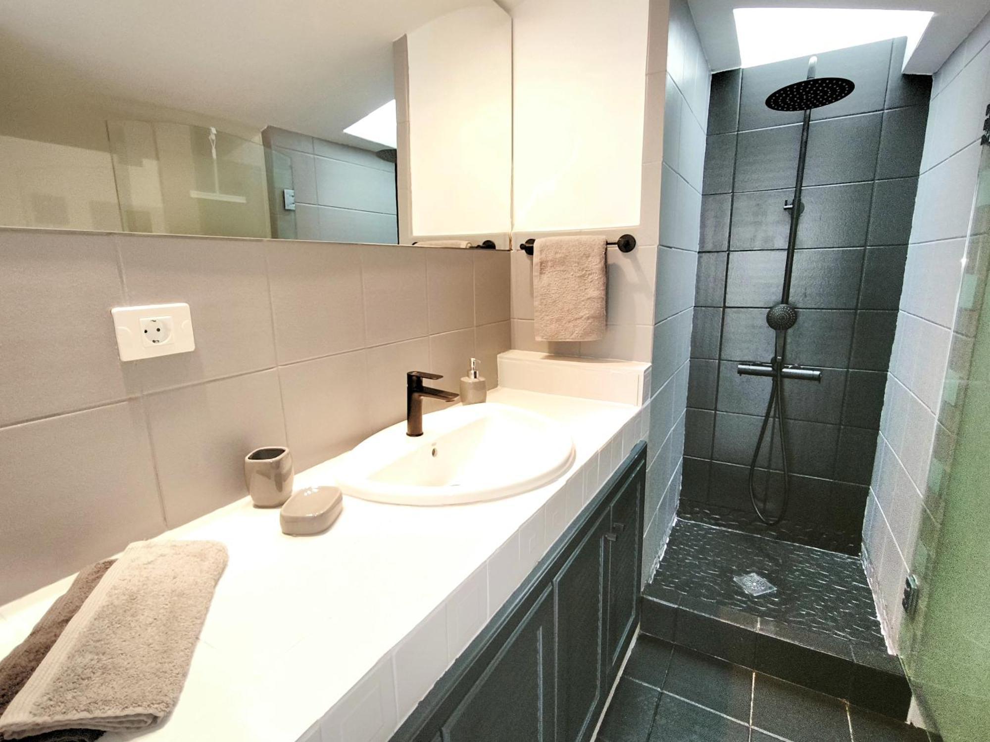 Pamro - Jaccuzi - Fitness Area - Free Wifi - Pool - Modern & Comfortable - Sunnygolf *
